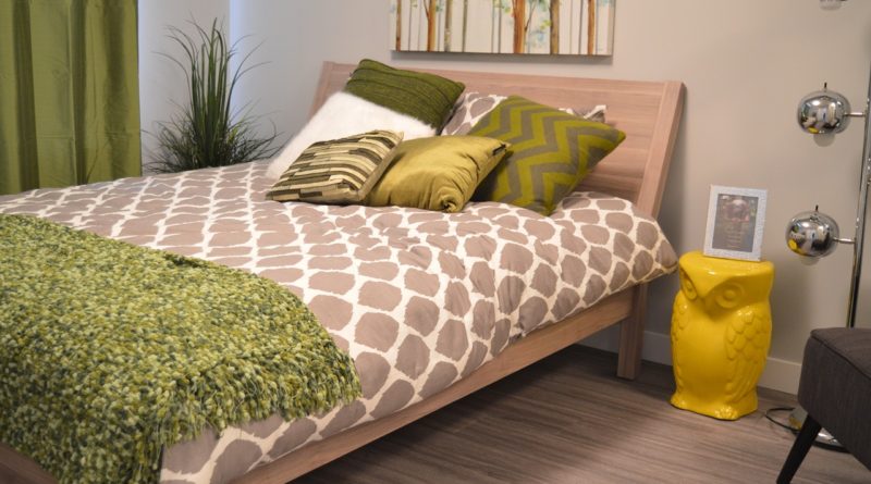 Bedroom Bed Pillows Headboard  - ErikaWittlieb / Pixabay