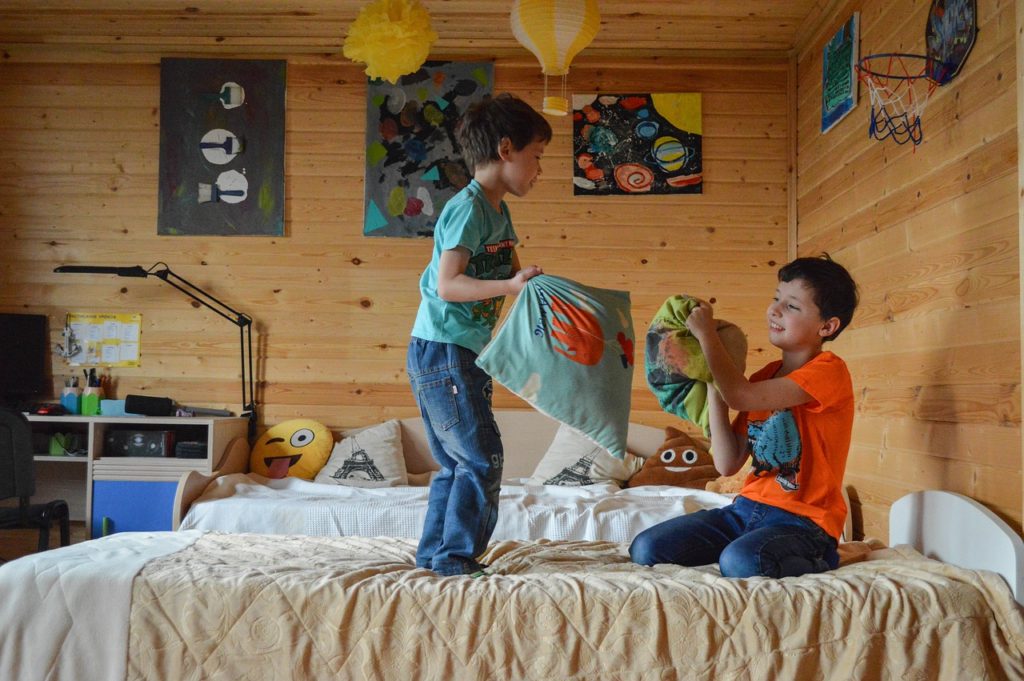 Kids Games Pillow Fight Family - Victoria_Borodinova / Pixabay